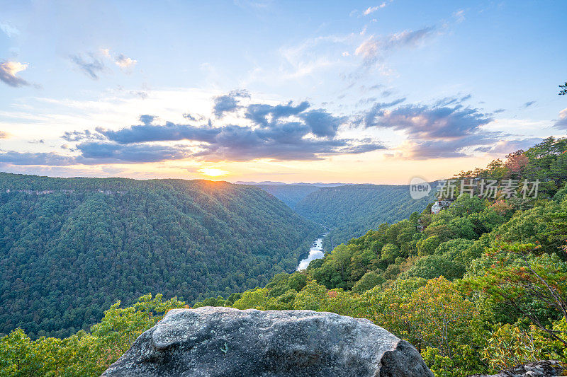 在美国西弗吉尼亚州阿巴拉契亚山脉的秋季，新河峡谷国家公园美丽山的充满活力的日落景色。