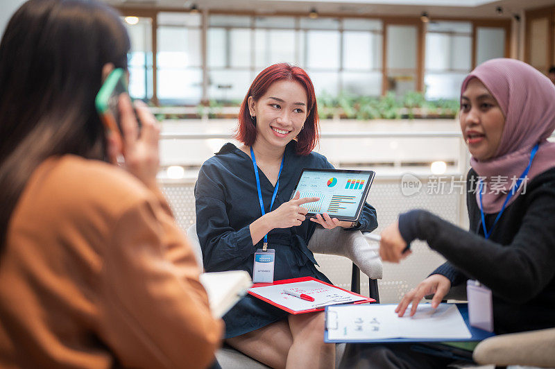 圆桌会议的辉煌:不同的商界女性参与办公室话语