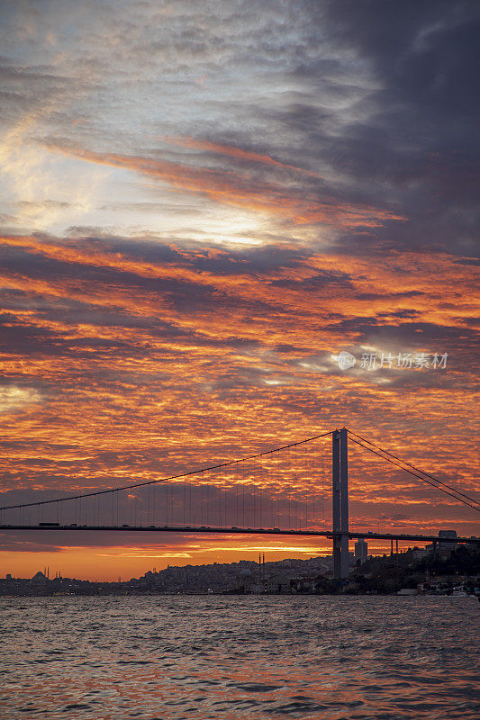 7月15日日落时伊斯坦布尔烈士桥的照片