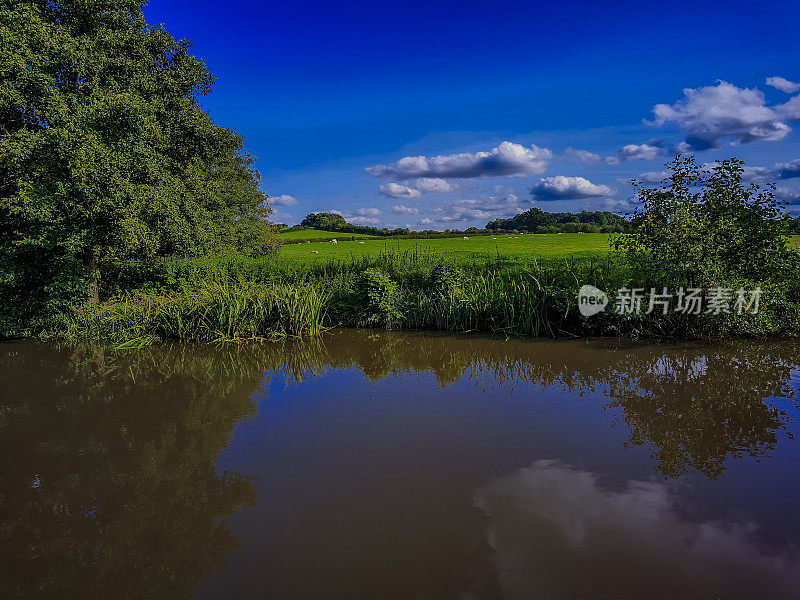 斯特拉特福德运河，英国，英格兰，雅芳河畔。从拖径眺望。