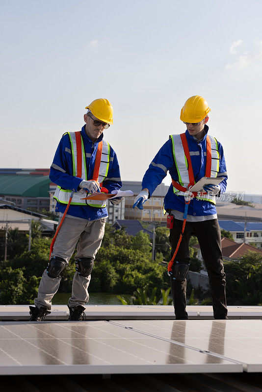 两名工程师在屋顶检查太阳能电池板