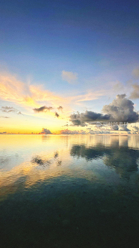 在阳光明媚的马尔代夫岛上，夕阳下的大海。
