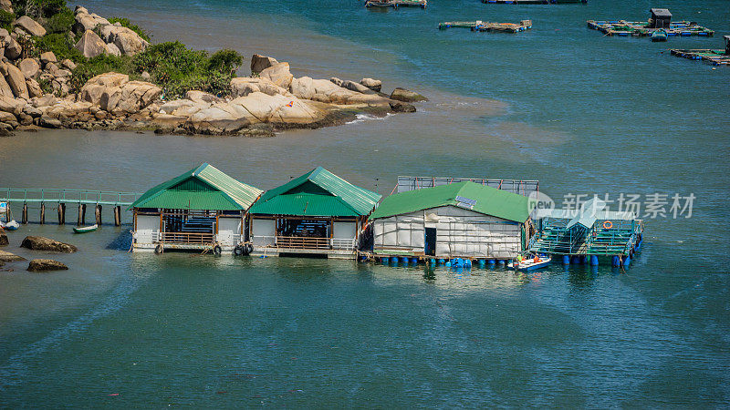 越南宁顺人在海上饲养海鲜的木筏和笼子