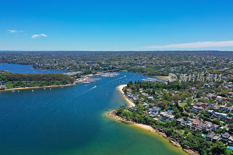 高角度无人机拍摄的澳大利亚新南威尔士州悉尼克伦塔夫郊区的沙嘴桥、克伦塔夫海滩和沙湾。背景是悉尼北部海滩地区。