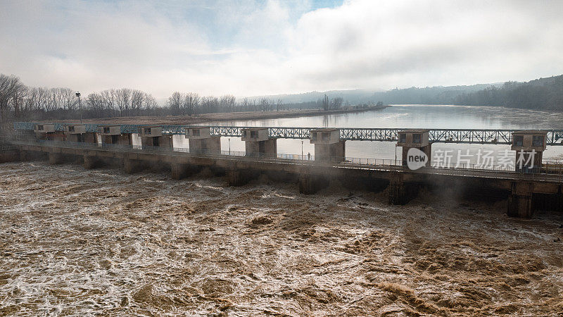杜埃罗河上的大坝打开了防洪闸门