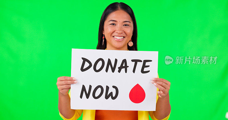 女性肖像，广告牌和献血的绿色屏幕上的广告对工作室的背景。快乐的亚洲女性与签名或海报在捐赠，医疗保健或志愿者的模型