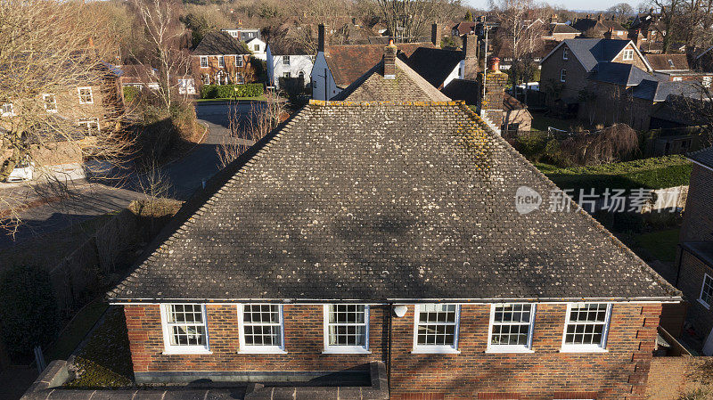 独立式英国住宅屋顶的无人机视图