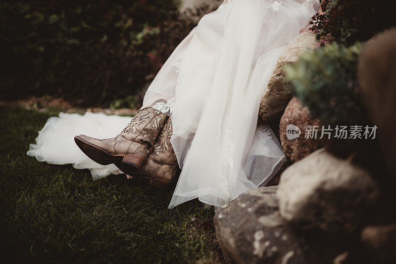 新娘身穿婚纱，脚穿牛仔靴