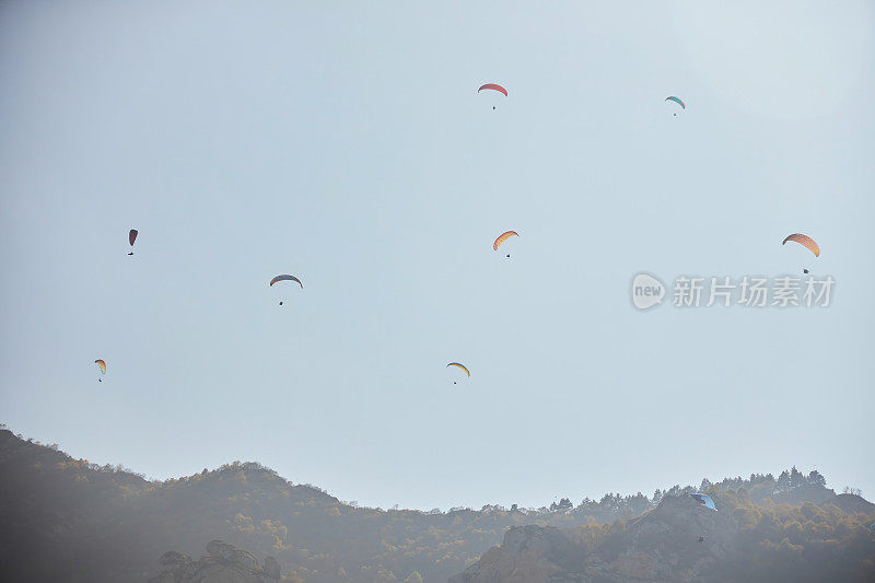 滑翔伞运动滑翔伞运动跳伞越过高山。美丽的自然景观。