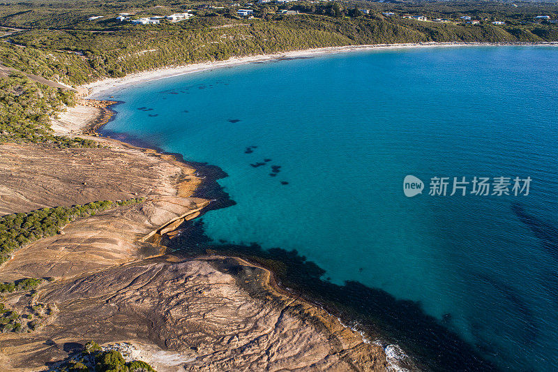 海滨鸟瞰图，海岬，沙滩和水蓝色的海洋