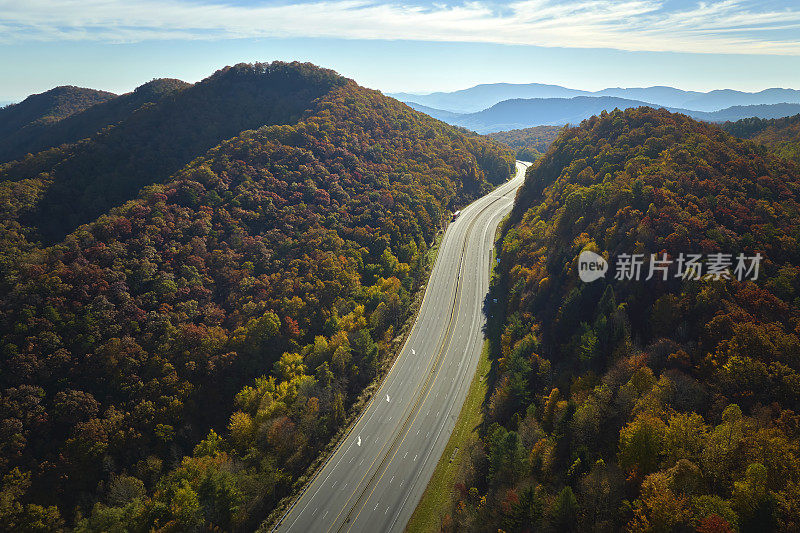 鸟瞰图，在金秋季节，北卡罗莱纳州的I-40高速公路穿过阿巴拉契亚山脉通往阿什维尔。州际运输概念