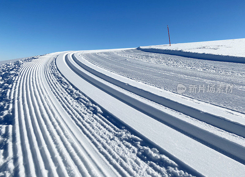 雪山中的越野滑雪道