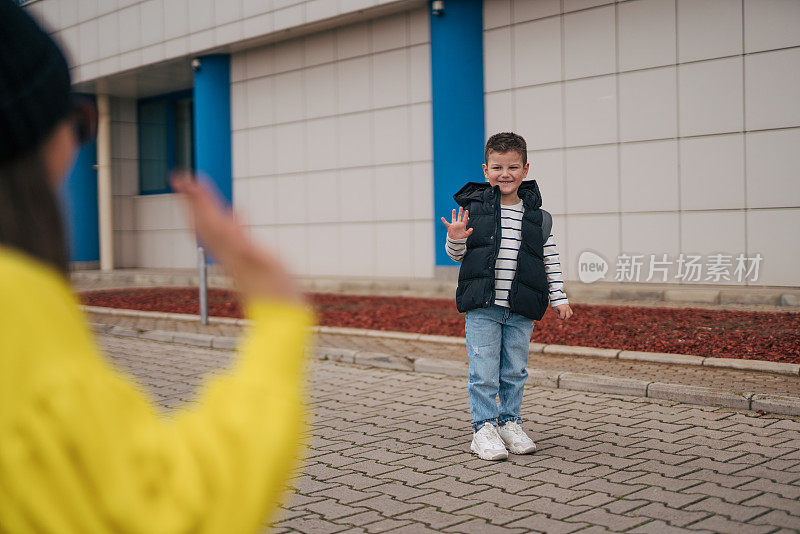 一位母亲送她的儿子去幼儿园。