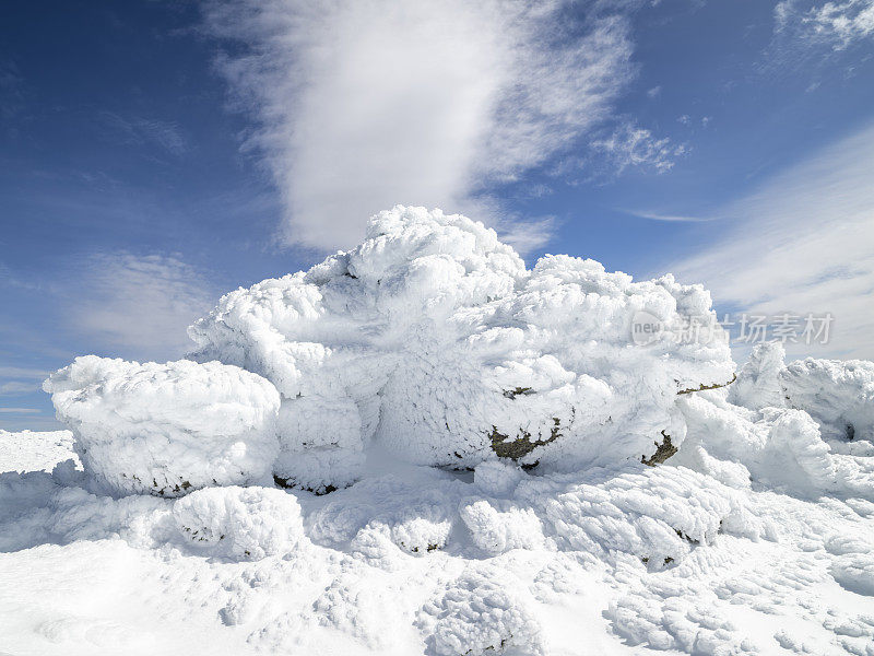 冬季高山白雪皑皑的冬季景观