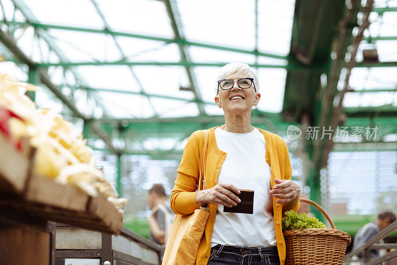 农贸市场上快乐的老妇人