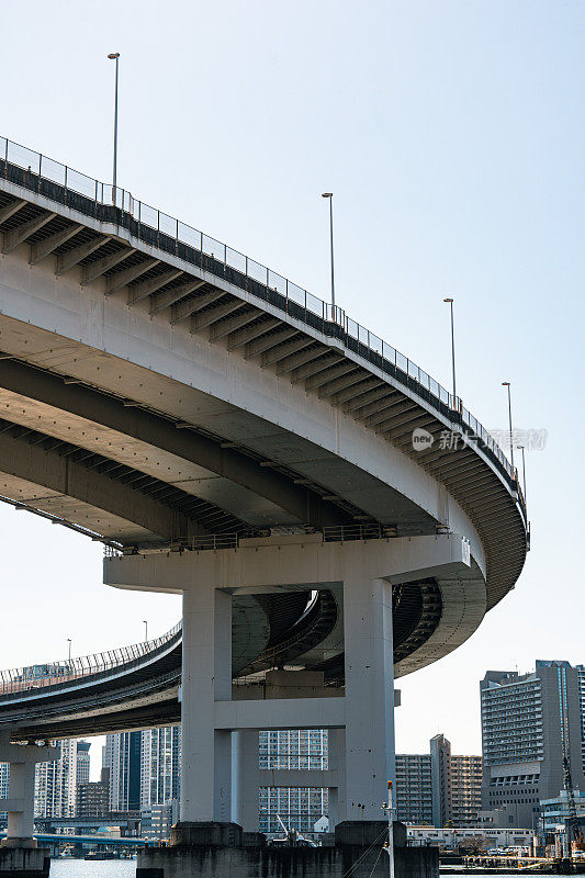 日本东京台场湾彩虹桥的支柱