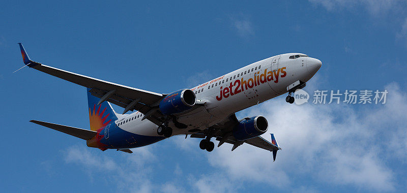 Jet2航空公司在蓝天上飞行。在特内里费机场降落