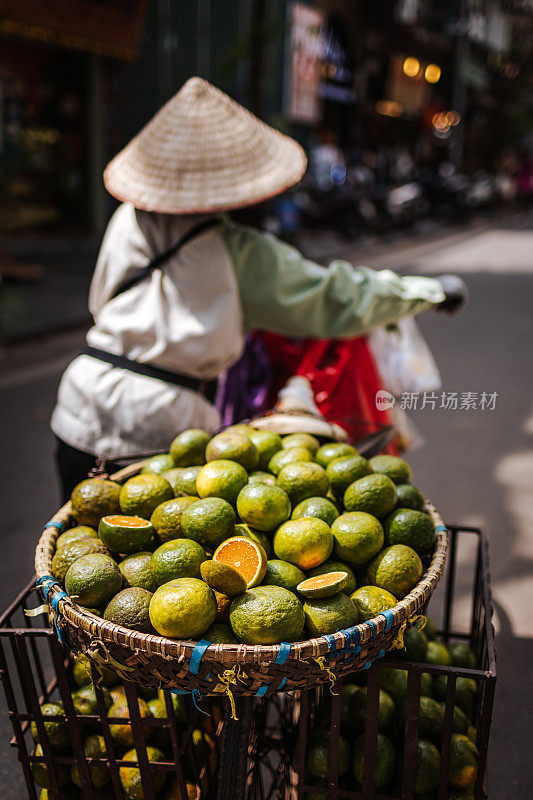 越南街头小贩售卖异国绿橙