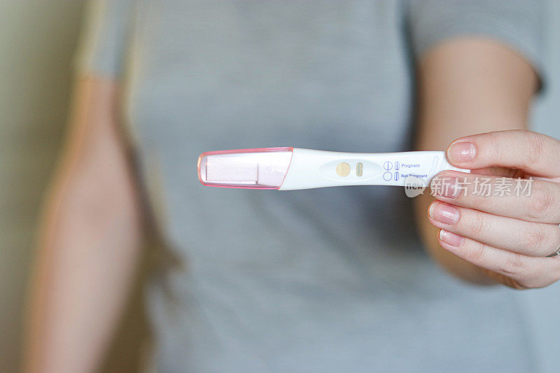一名怀孕测试呈阳性的妇女近照