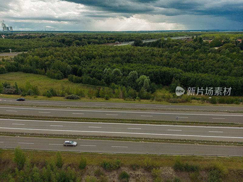 高峰时刻，交通车辆摄影。从空中俯瞰道路。