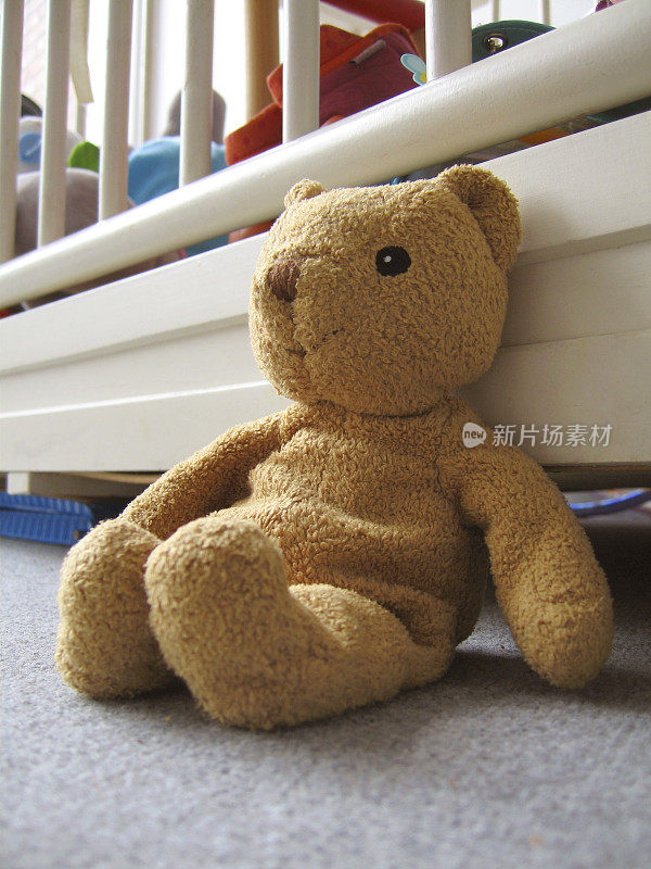 废弃的旧毛绒玩具泰迪熊