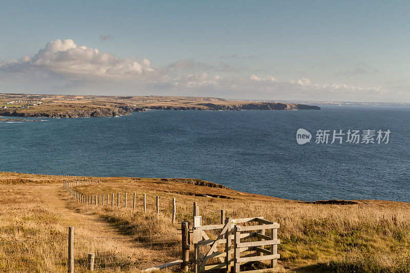 英国康沃尔郡的海岸线全景——迪纳斯角和康斯坦丁湾