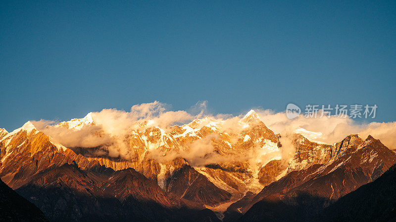 南恰巴瓦，金色的雪山，位于喜马拉雅山和念珠桑格拉山脉的交汇处，中国西藏