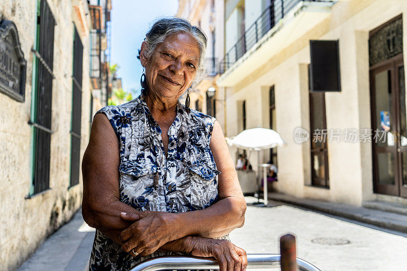 古巴哈瓦那一位老年妇女的肖像