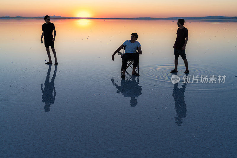 三个年轻人在盐湖城一起看日落。