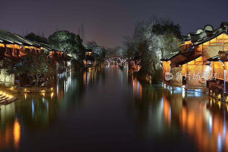 乌镇水边古建筑夜景。乌镇-历史悠久的水古镇，桐乡的一部分，位于中国浙江省北部
