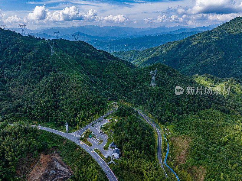 在蓝天白云的群山中俯瞰蜿蜒的道路