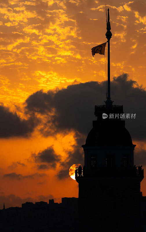 伊斯坦布尔城市景观剪影与少女塔。