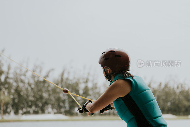 喜欢运动的成年女性的积极生活方式，滑水。