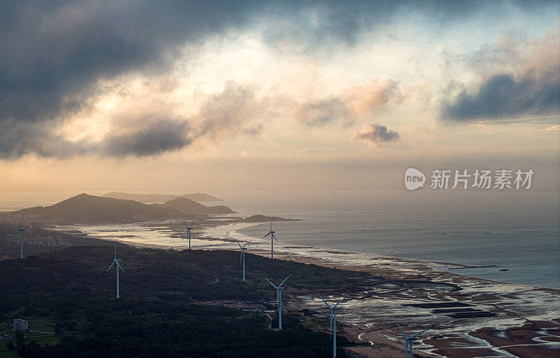 海岸线上风力发电场的鸟瞰图