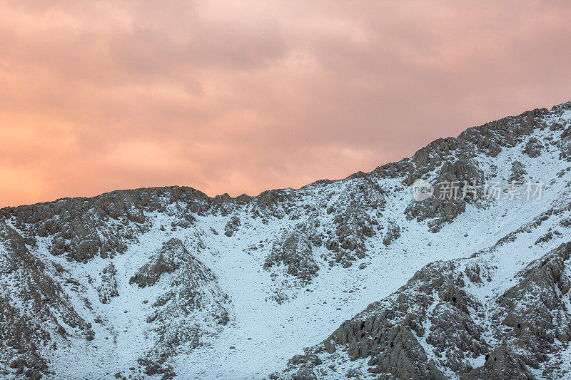 近距离拍摄白雪覆盖的山峰