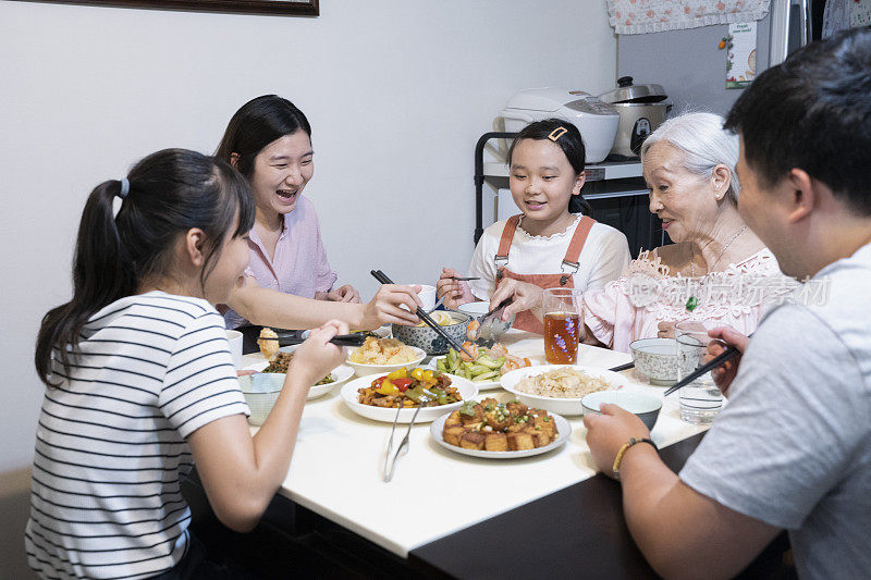 中国家庭在家里吃午饭