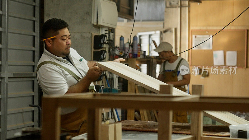 在车库里工作的日本木工。