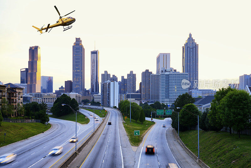 直升机飞越亚特兰大市中心。