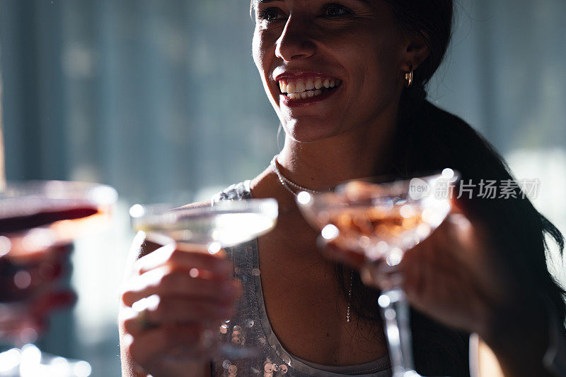 快乐的女人在新年庆祝活动中举杯