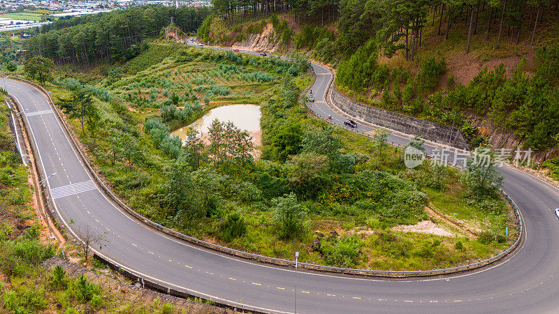 越南大叻市塔农山口的鸟瞰图。远处蜿蜒的道路是越南的大叻市