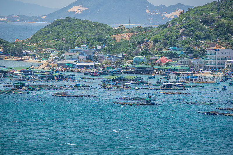 平巴潘朗岛海上水产养殖的木筏屋区