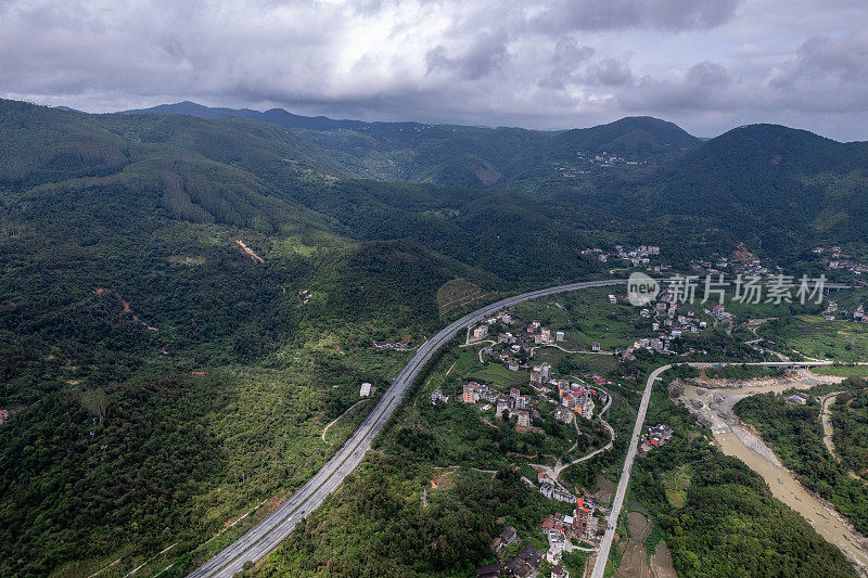 通过山区和农村地区的高速公路鸟瞰图