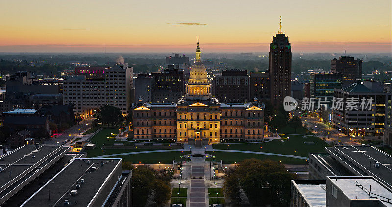 日出前密歇根州议会大厦的正面航拍照片