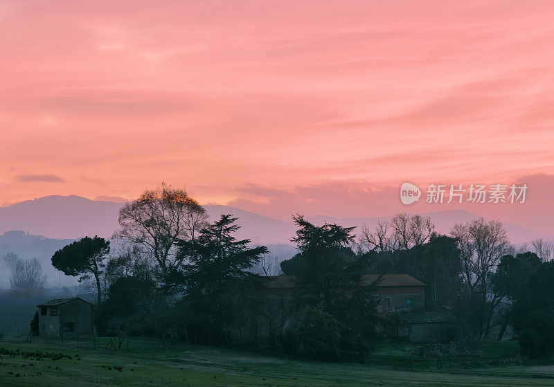 夕阳下田园诗般的托斯卡纳风景