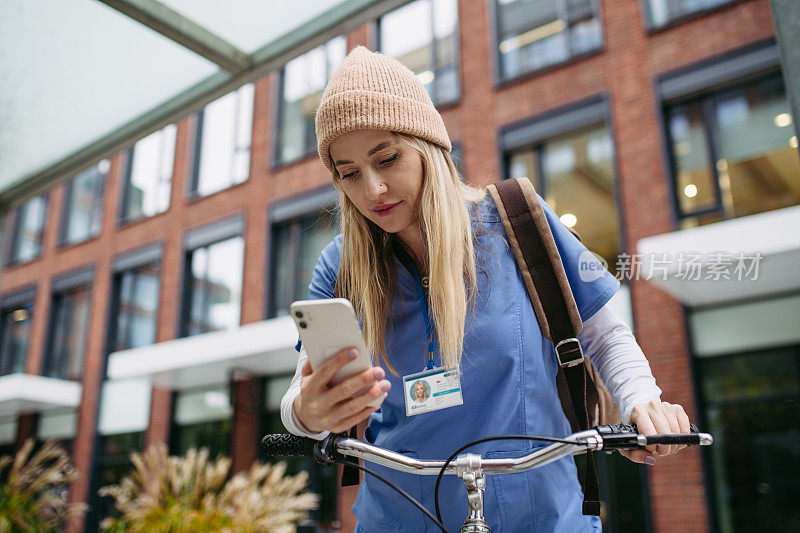 漂亮的护士骑着自行车穿梭于城市之间。医生在漫长的工作日后骑自行车下班。