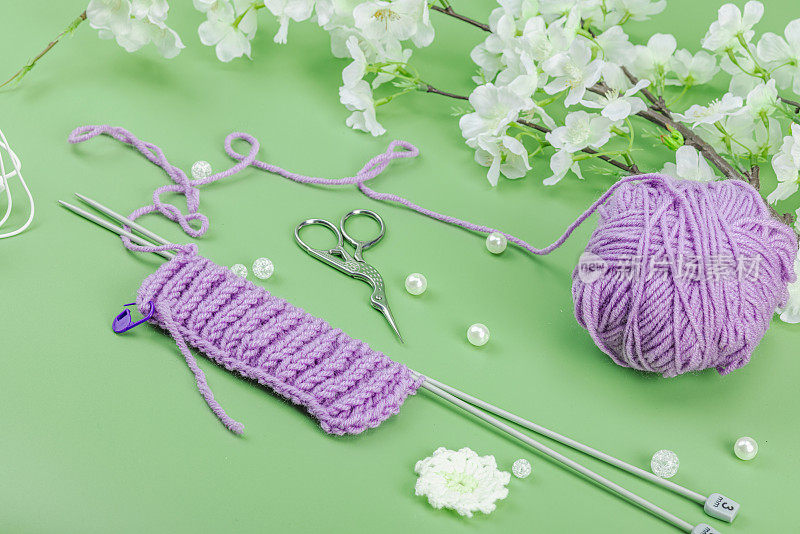 春季针织概念。图案范例，传统工具，纱线球，盛开的樱桃枝