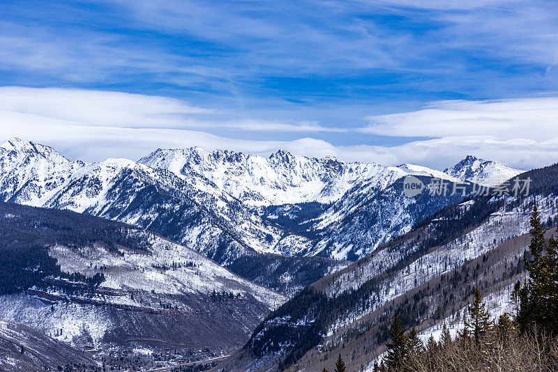 美国科罗拉多州韦尔天空度假胜地的雪山景色。