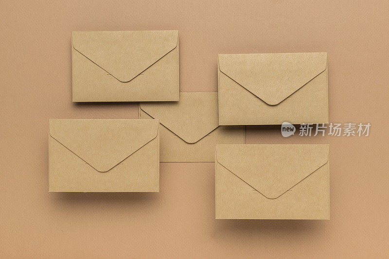 五个棕色背景的棕色信封。
