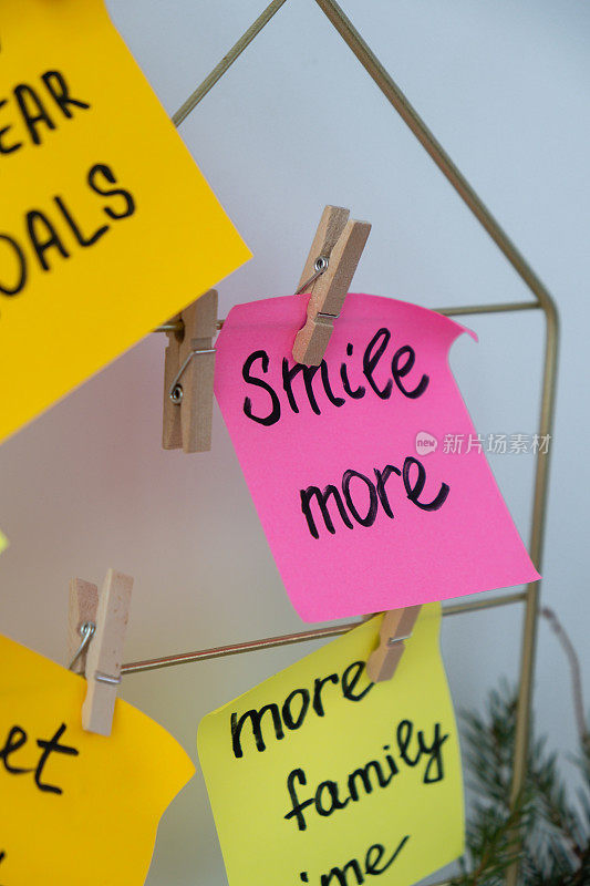 微笑更多的自我护理目标在行动板新年决议在彩色便利贴。许下新年的承诺，设定目标。梦想的一年