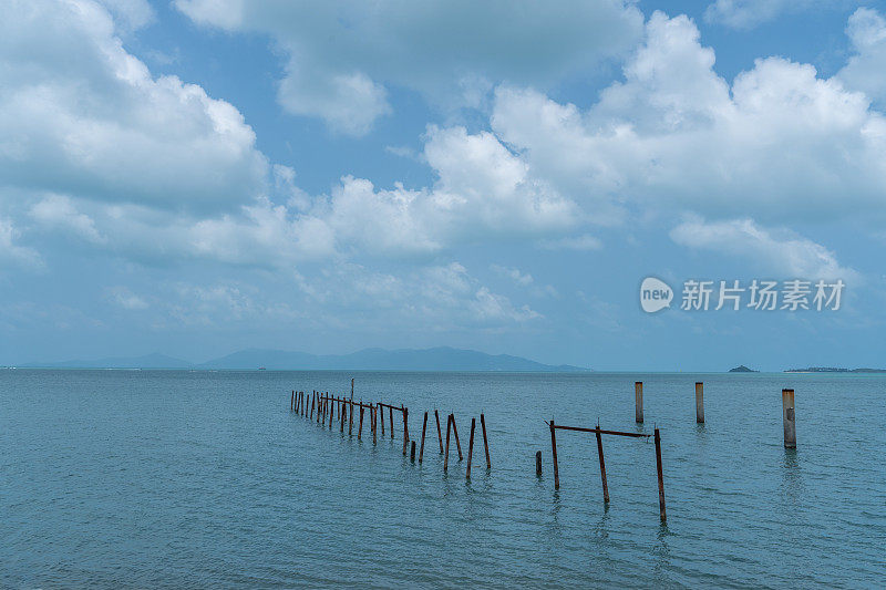 阴天的天空和假期夏天的大海，在苏梅岛的观景台。